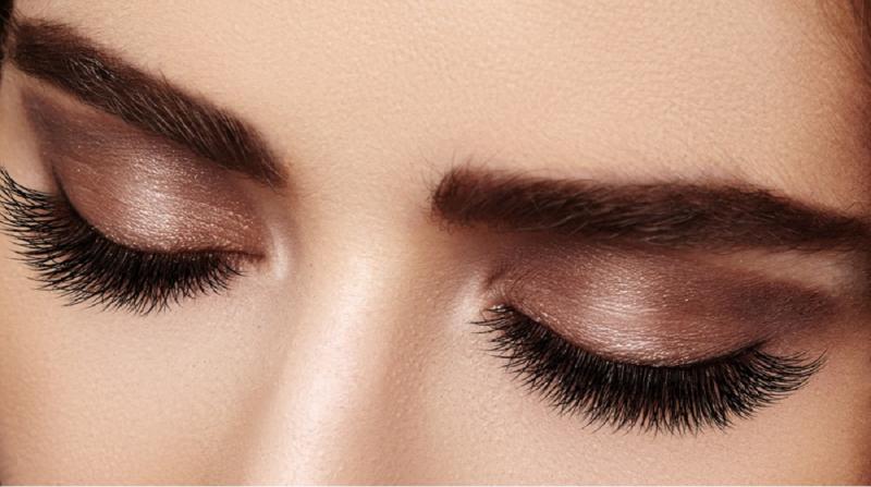 geschlossene Augen mit künstlichen Wimpern